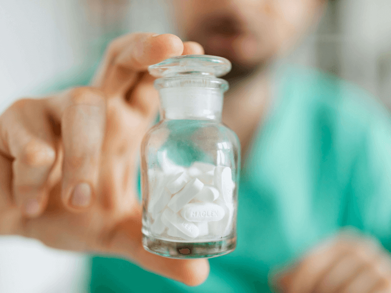 medical guy showing tablets